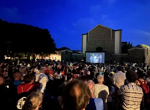 LE CHIAVI DI UNA STORIA - Oltre 1000 persone in piazza all'Isolotto per la proiezione del film