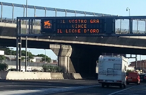 Anche lANAS festeggia con la segnaletica luminosa la vittoria di Sacro GRA