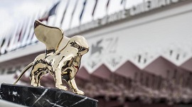 VENEZIA 75 - I giurati del Leoncino d'Oro Agiscuola sul red carpet con la maglia dedicata a Gnova