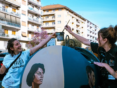 GALLERIE D'ARTE URBANA 7 - A Roma le campane del vetro si accendono di colori