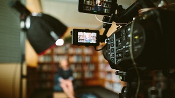 STORIE PER IMMAGINI - Giovani intervistano anziani per raccontare piccole comunit