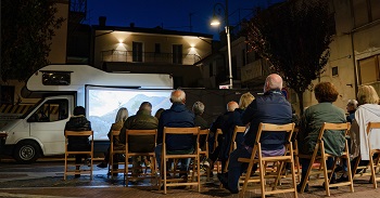 UPPENNINO CINECAMPER - Il festival itinerante che porta il cinema nei piccoli comuni dellAppennino con laboratori partecipativi e proiezioni sotto le stelle