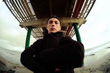 LONTANO DAL CENTRO - CANTICO ERRANTE DI UN DJ SENZA TEMPO - Un docufilm dei fratelli Pili