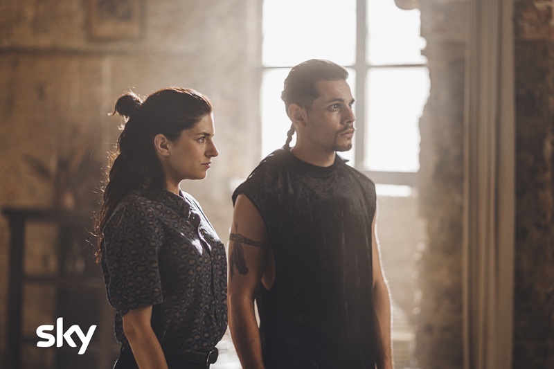 ROSA ELETTRICA - IN FUGA CON IL NEMICO - Dall'8 maggio su Sky e NOW