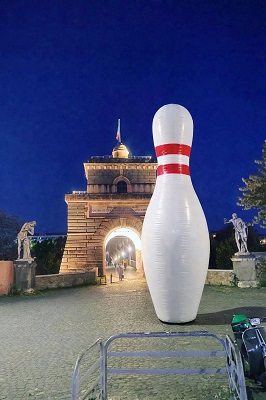 STRIKE - FIGLI DI UN'ERA SBAGLIATA - Svelato il mistero dei birilli giganti che hanno bloccato Roma