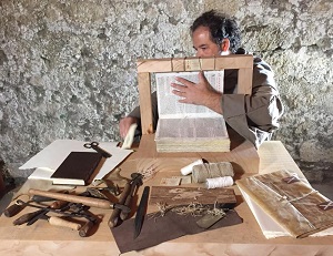 MENOCCHIO - Lo Scriptorium Foroiuliense realizza a mano i libri di scena