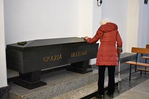 CECILIA MANGINI - A Nuoro visita la tomba di Grazia Deledda