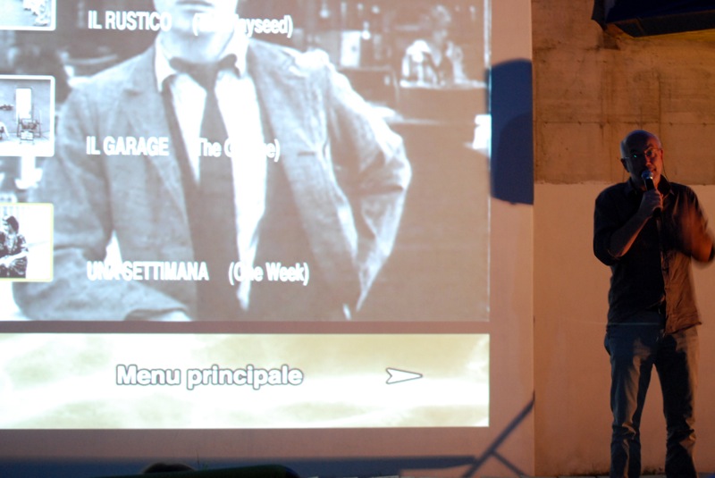 Davide Ferrario spiega al pubblico il progetto (foto di Sara Galignano)
